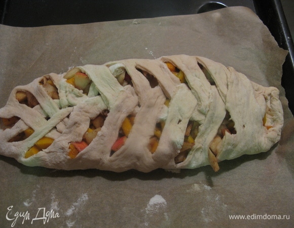 Перед тем, как ставить в духовку, даем тесту подняться минут 15, можно смазать яйцом (я люблю соком, а потом посыпать сахарной пудрой).