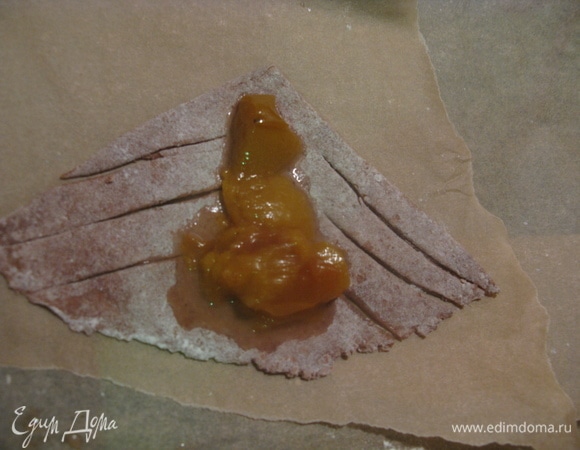 Из второго теста делаем треугольнички с персиками консервироваными и простые вертушки с корицей. Для персиковых: круг раскатали, разделили на три сектора, каждый елочкой нарезали и сплели. Для вертушек: раскатали, добавили корицы и сахара, скрутили трубочкой и просто нарезали, как колбасу) Сверху положить вишенку.