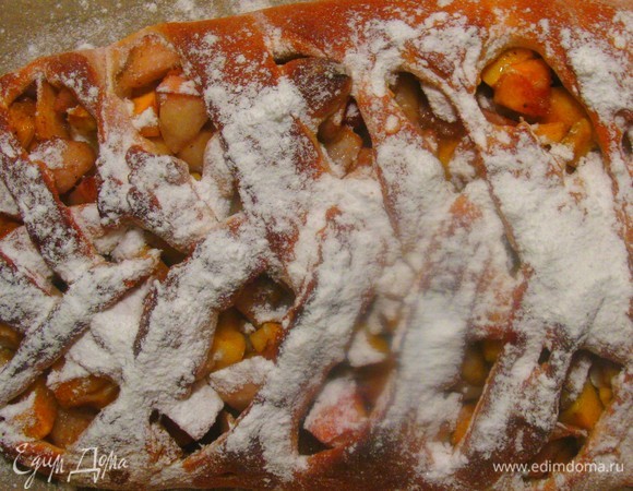 А вот пирогом можно и с соседями поделиться — запах убойный. Главное, не передержать, чтобы айва была готова, а тыква не распалась и ягоды не подгорелии) Приятного всем! Это очень уютно и вкусно!