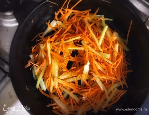 Очистите морковь и нашинкуйте ее тонкими полосками с помощью универсальной овощечистки (как у меня), насадки кухонного комбайна или любым другим доступным способом. Очистите перец от сердцевины с семенами, разрежьте пополам и нашинкуйте тонкими полосками. Пассеруйте овощи на среднем огне с добавлением оливкового масла около 5 минут, иногда помешивая. Добавьте мисо-пасту (от нее можно отказаться, но тогда посолите морковь с перцем) и апельсиновый сок, снова перемешайте и убавьте огонь до минимального.