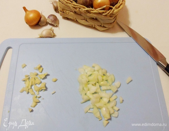 Мелкую луковицу и дольку чеснока нарезать мелкими кусочками.
