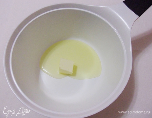 В кастрюле с толстым дном растопить по одной столовой ложке сливочного и оливкового масел.