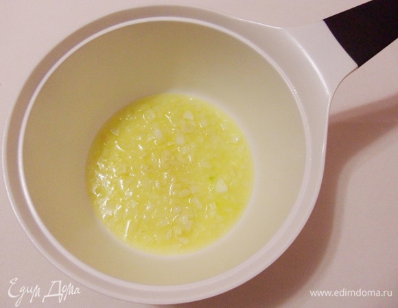 Обжарить рубленые лук и чеснок до прозрачности.