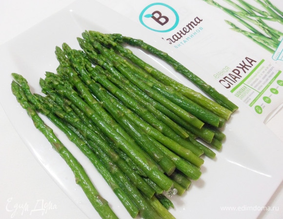 Берем замороженную спаржу ТМ «Планета витаминов». Быстрая шоковая заморозка позволяет сохранить все полезные свойства продукта.