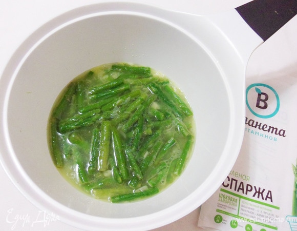 Влить кипяток так, чтобы жидкость только покрыла спаржу. Варить около 7–8 минут при слабом кипении до готовности спаржи.