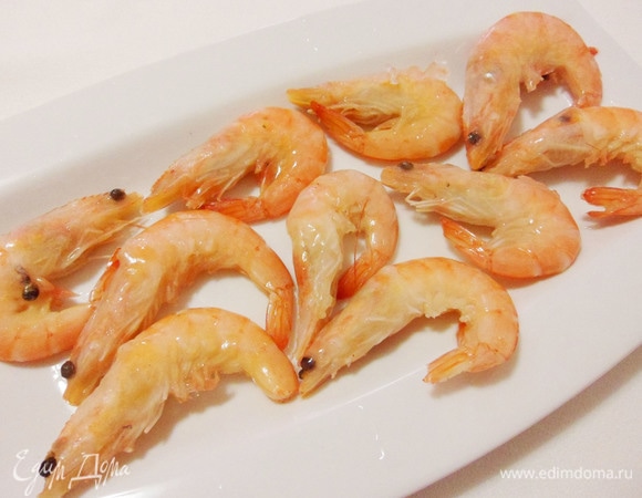 Крупные замороженные креветки разморозить, очистить от панциря, убрать черную хребтовую нить.