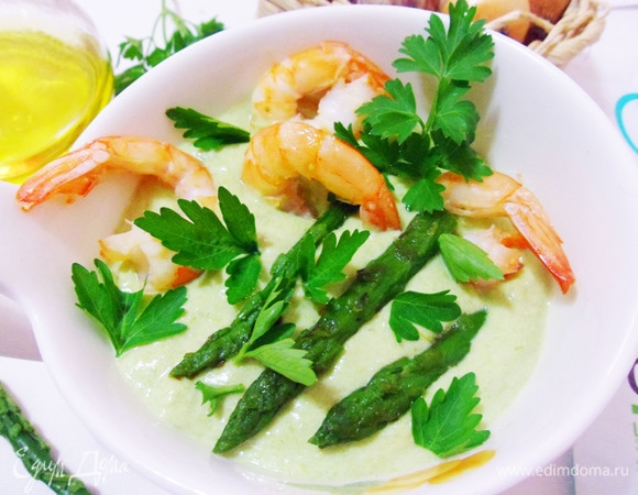 Суп-пюре из спаржи с креветками готов.