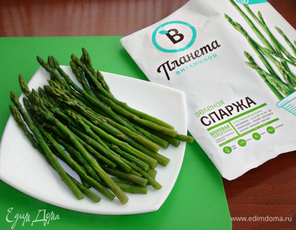Замороженную спаржу ТМ «Планета витаминов» бланшировать в подсоленной воде в течение 5 минут. Затем промыть под холодной водой, чтобы сохранить яркий цвет стеблей.