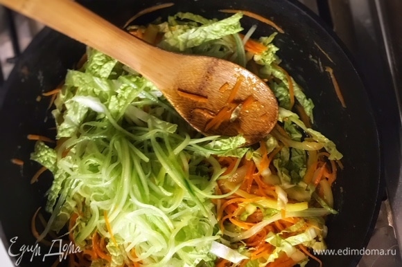Смешайте соевый соус с медом и влейте к овощам, еще раз перемешайте. Разложите по тарелкам и посыпьте сверху кунжутом. Салат готов.