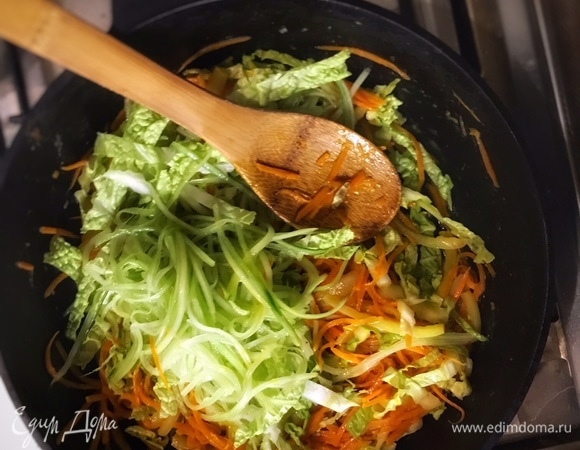 Смешайте соевый соус с медом и влейте к овощам, еще раз перемешайте. Разложите по тарелкам и посыпьте сверху кунжутом. Салат готов.