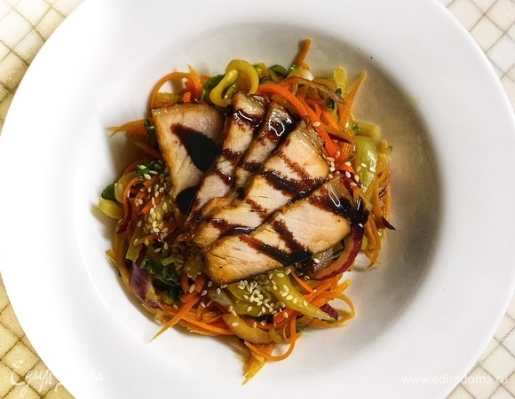 Я подавала салат вместе с запеченным карбонадом, но салат прекрасен и в чистом виде.