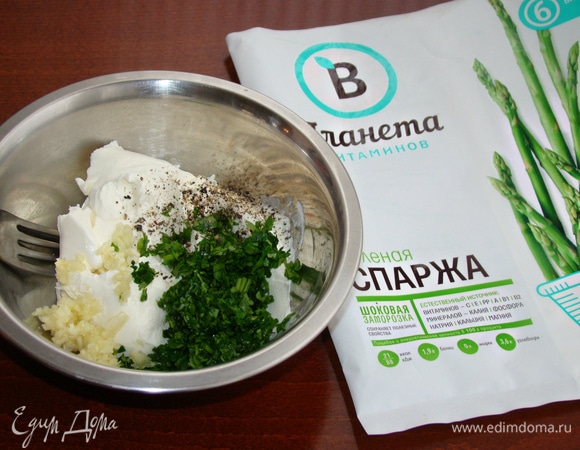 Сливочный сыр смешать с нашинкованной зеленью, чесноком, пропущенным через пресс. Добавить соль и перец по вкусу и все перемешать.