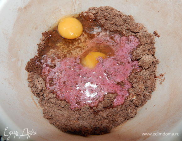 Добавляем яйца, молоко, вишневый сок, сливочное масло комнатной температуры и взбить все миксером до однородности.