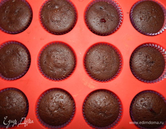 Готовые кексы остудить.