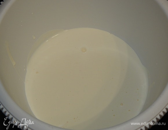 Сливки должны быть хорошо охлажденными. Посуду для взбивания и венчики охладить в морозилке 15–20 минут. Сливки взбить до пышной массы. Добавить ванильный сахар, какао и сахарную пудру, взбивать до крепкой массы.