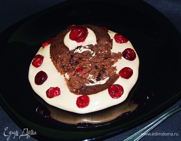 Перед подачей выложить крем на тарелочку, с кекса снять бумажную капсулу и выложить кекс на крем. Вкусно и с кофе, и с чаем. Приятного аппетита!