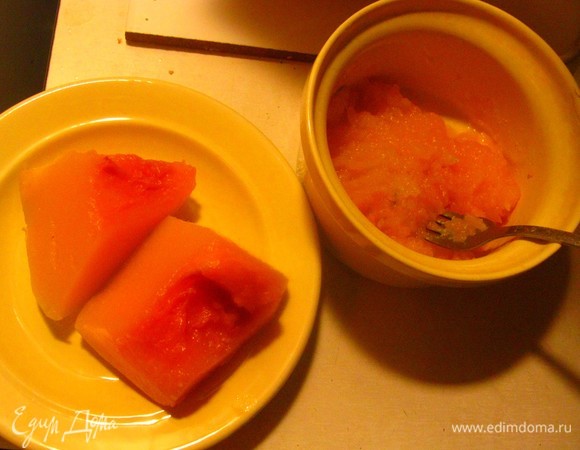 Отвариваем тыкву. Лепешки для тарталетки приготовлены были заранее. Но на всякий случай указываю: 100 г муки + 100 г овсяных хлопьев залить кипятком и добавить немного соли, подсолнечного масла, замесить тесто, раскатать и на сухой сковородке обжарить 5 мин.