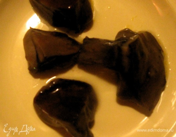 Грибочки пассеруем и всыпаем в паштет.