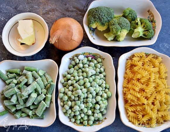 Подготовить необходимые продукты: макароны, мороженые овощи, сливочное и растительное масла, лук, чесчнок, сливки, соль, перец.