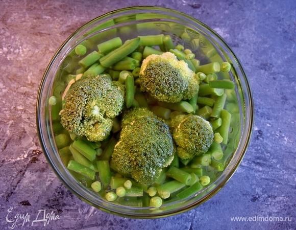 Замороженные овощи залить кипятком и оставить до остывания.