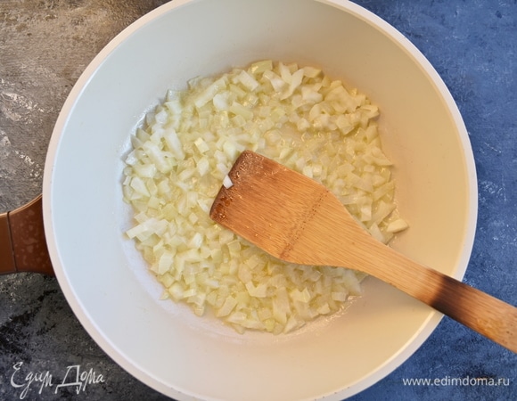 Репчатый лук нарезать кубиком и потомить на смеси растительного и сливочного масел до прозрачности.