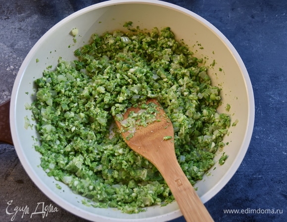 Добавить измельченные овощи к луку и перемешать.