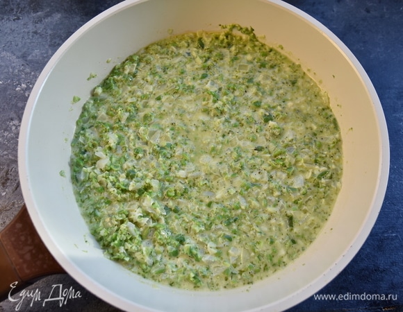 Влить сливки, посолить и поперчить по вкусу. Потомить соус 5–7 минут.