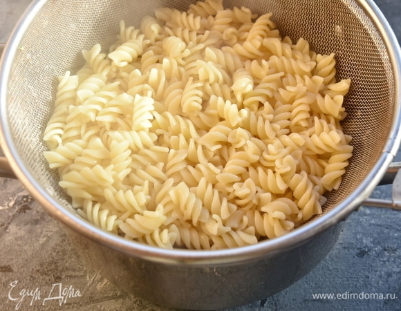 Макаронные изделия сварить в подсоленной воде согласно инструкции на упаковке. Откинуть пасту на сито. Оставить примерно 0,5 стакана крахмальной воды, в которой варились макароны.