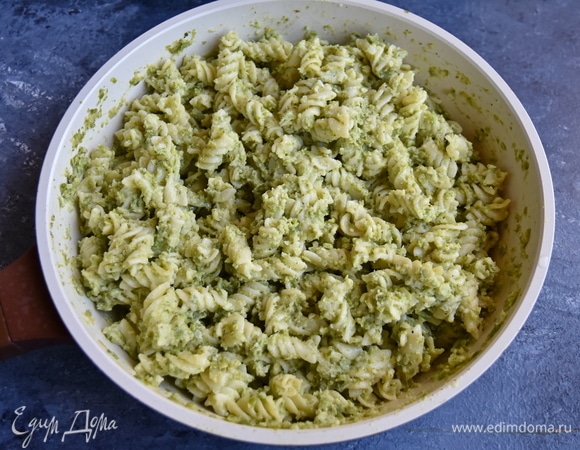 Если соус кажется довольно густым, можно добавить немного воды, в которой варились макароны. Бархатистая структура соуса покрывает каждую спиральку. Подавать блюдо горячим.