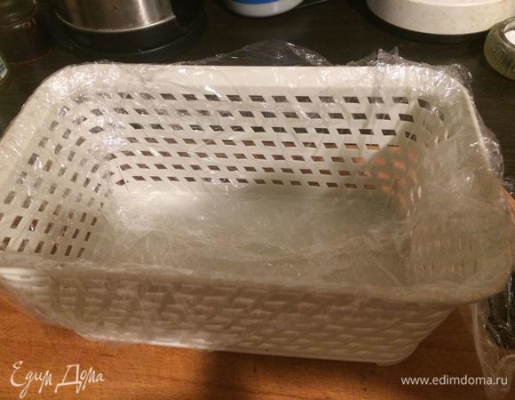 Необходимый контейнер изнутри выстилаем пищевой пленкой.