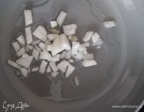 В сковороду налить масло, всыпать нарезанный кубиками лук.