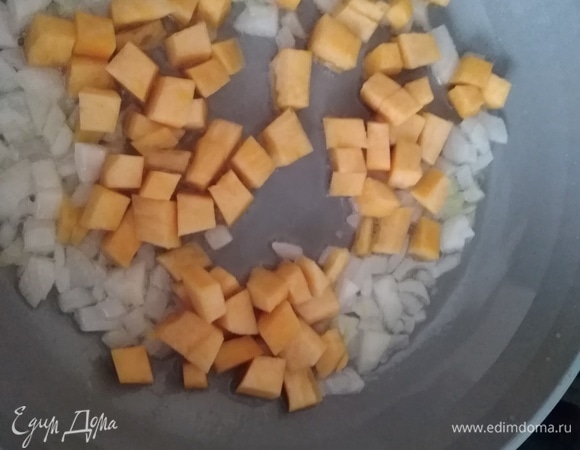Тыкву нарезать мелкими кубиками. Добавить в сковородку и готовить на среднем огне 5–7 минут.