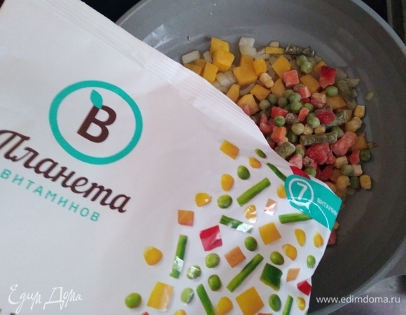 Всыпать мексиканский салат ТМ «Планета витаминов», перемешать.
