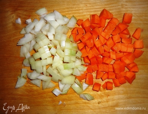 Лук и морковь почистить, помыть, обсушить бумажным полотенцем. Нарезать небольшими кубиками.