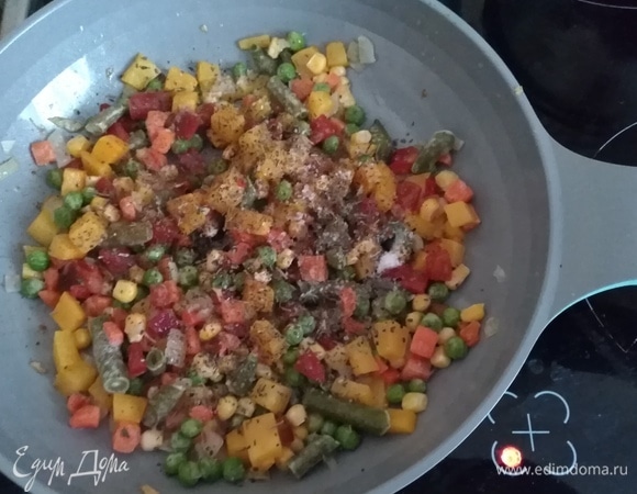 Посолить, добавить базилик и красный перец. Перемешать, готовить 5 минут под крышкой.