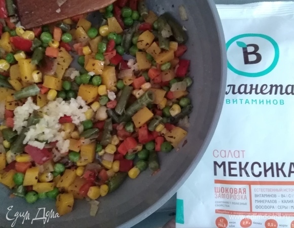 Чеснок пропустить через пресс и добавить в сковородку. Перемешать. Держать на теплой плите.