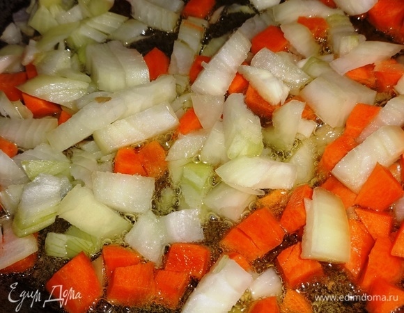 В сковороде разогреть растительное масло и обжарить лук с морковью почти до готовности.