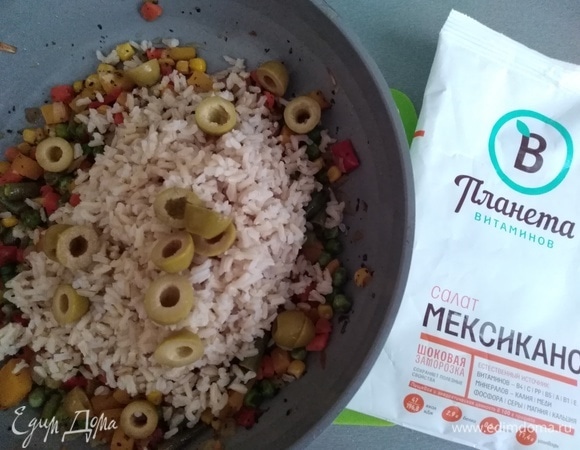 Всыпать рис и нарезанные оливки в сковороду, перемешать аккуратно. Полить лимонным соком и маслом. Попробовать на соль. Если нужно, посолить.