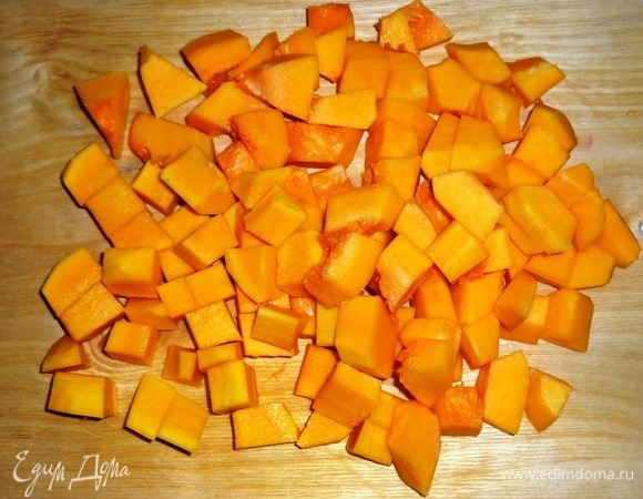 Тыкву вымыть. Почистить от кожуры, семян, волокон. Нарезать кусочками средней величины.