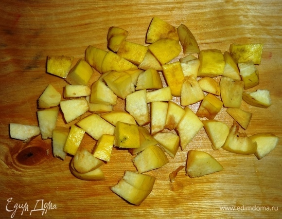 Айву вымыть, удалить семенную коробку. Нарезать небольшими кусочками.