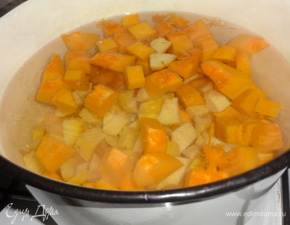 В кастрюлю налить воды, вскипятить. Положить тыкву и айву, варить до полуготовности, немного посолить.