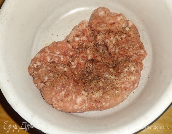 Свиной фарш посолить, поперчить.