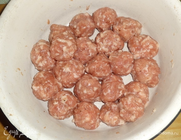 Из фарша сформовать небольшие фрикадельки.