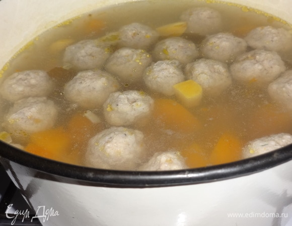 Фрикадельки опустить в суп и варить до готовности.