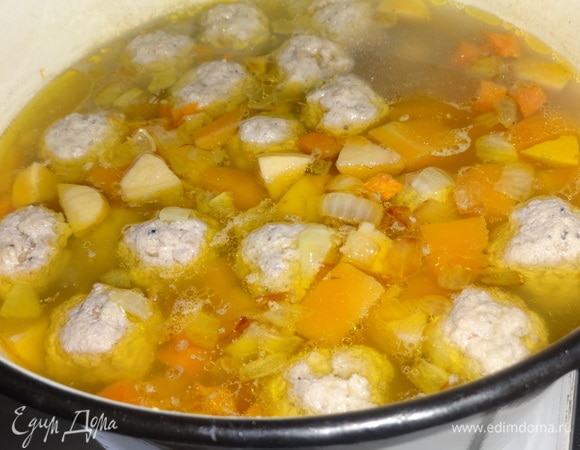 Положить в суп зажарку из лука и моркови и продолжать варить на небольшом огне.