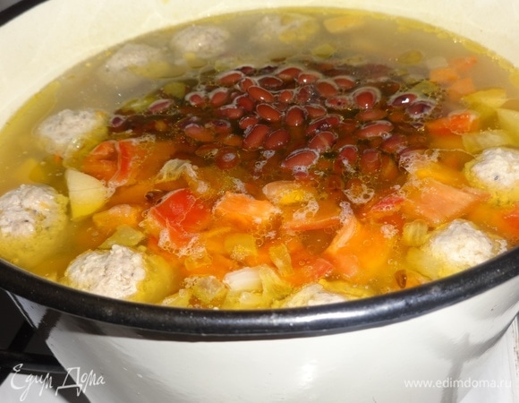 Консервированную фасоль процедить от жидкости, промыть и положить в суп.