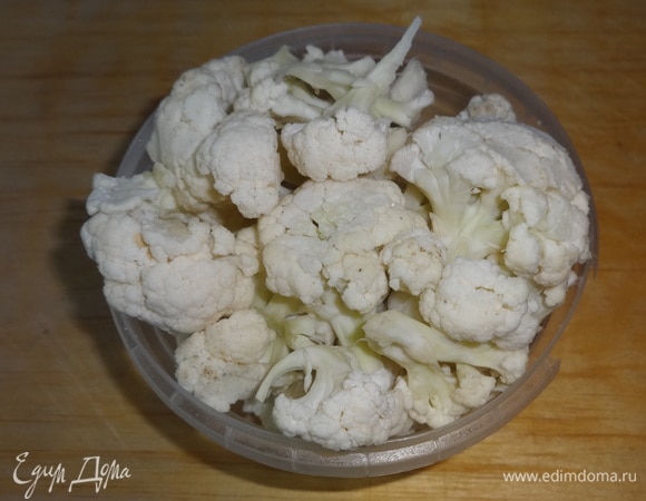 Цветную капусту помыть, разобрать на соцветия.