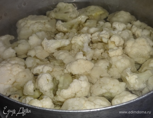 Цветную капусту бланшировать в кипящей подсоленной воде в течение 5 минут.