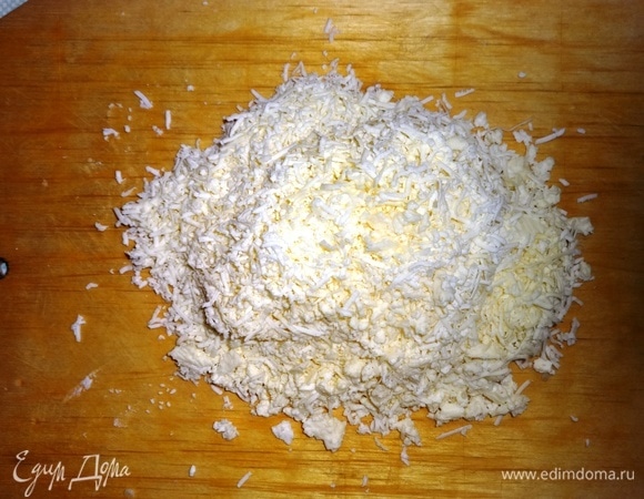 Брынзу натереть на терке или размять вилкой, если очень мягкая. Зелень вымыть, обсушить, мелко нарезать.