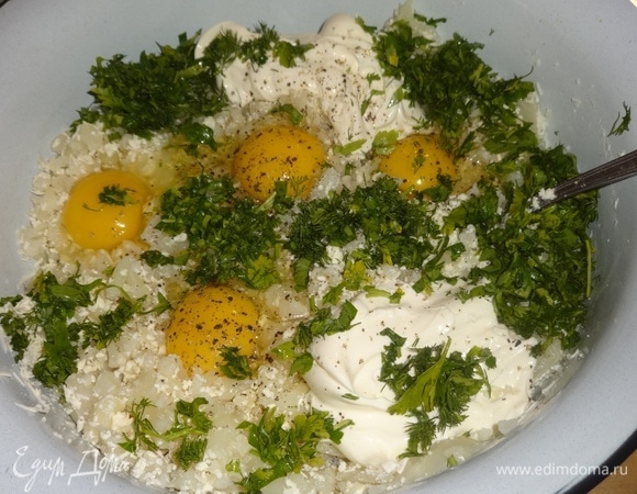 Капусту выложить в миску. Добавить к ней яйца, сметану, брынзу, поперчить, перемешать. Я покупала брынзу на рынке и в этот раз не попробовала. И продавщица мне подсунула ужасно соленую брынзу. Поэтому капустную смесь я не солила.
